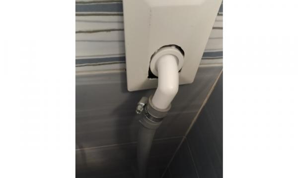 Menjava počenega sifona za odvod vode pralnega stroja Menjava počenega sifona za odvod vode pralnega stroja