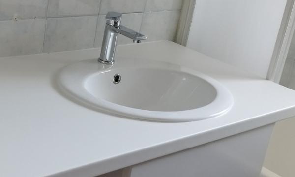 Montaža kopalniškega pulta z umivalnikom