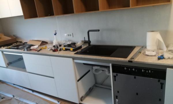Montaža in priklop kuhinjskega korita s sifonom in belo tehniko Montaža in priklop kuhinjskega korita s sifonom in belo tehniko
