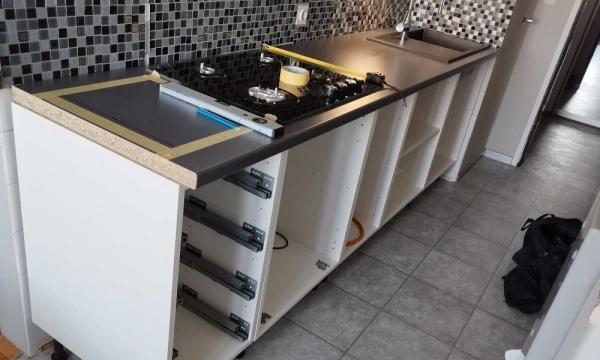 Montaža kuhinjskih elementov, pulta in bele tehnike Montaža kuhinjskih elementov, pulta in bele tehnike