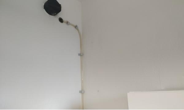 Napeljava cevi kondenzacijske vode iz peči v odtok in montaža obešal Napeljava cevi kondenzacijske vode iz peči v odtok in montaža obešal