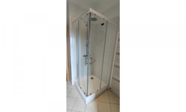 Montaža Re Wall stene z novo tuš kabino  Montaža Re Wall stene z novo tuš kabino