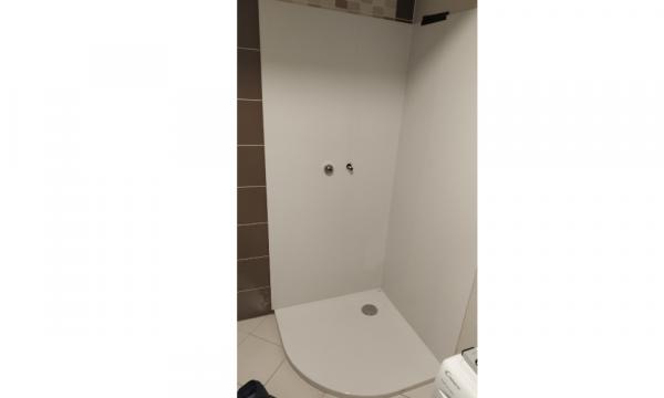 Montaža Re-Wall stene s tuš kabino Kolpa Montaža Re-Wall stene s tuš kabino Kolpa