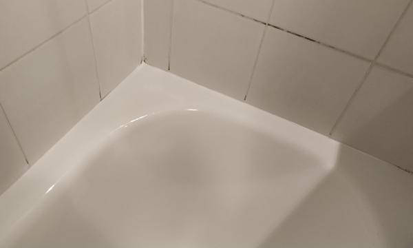 Silikoniranje robov kopalne kadi Silikoniranje robov kopalne kadi
